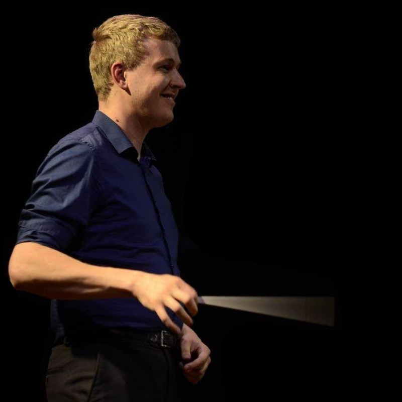 Rien Heuver dirigerend